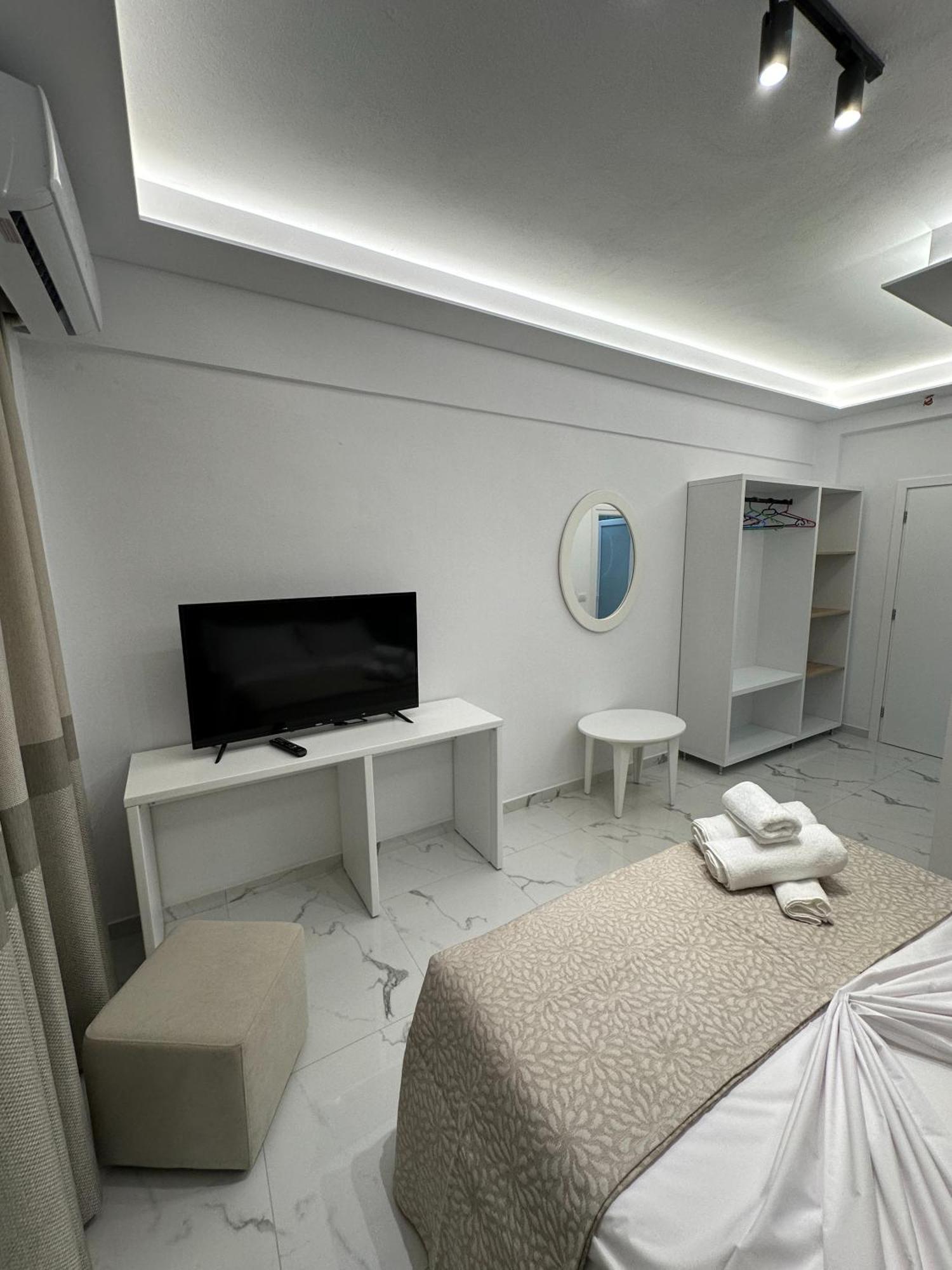 Hotel Elisabet Sarande Bagian luar foto