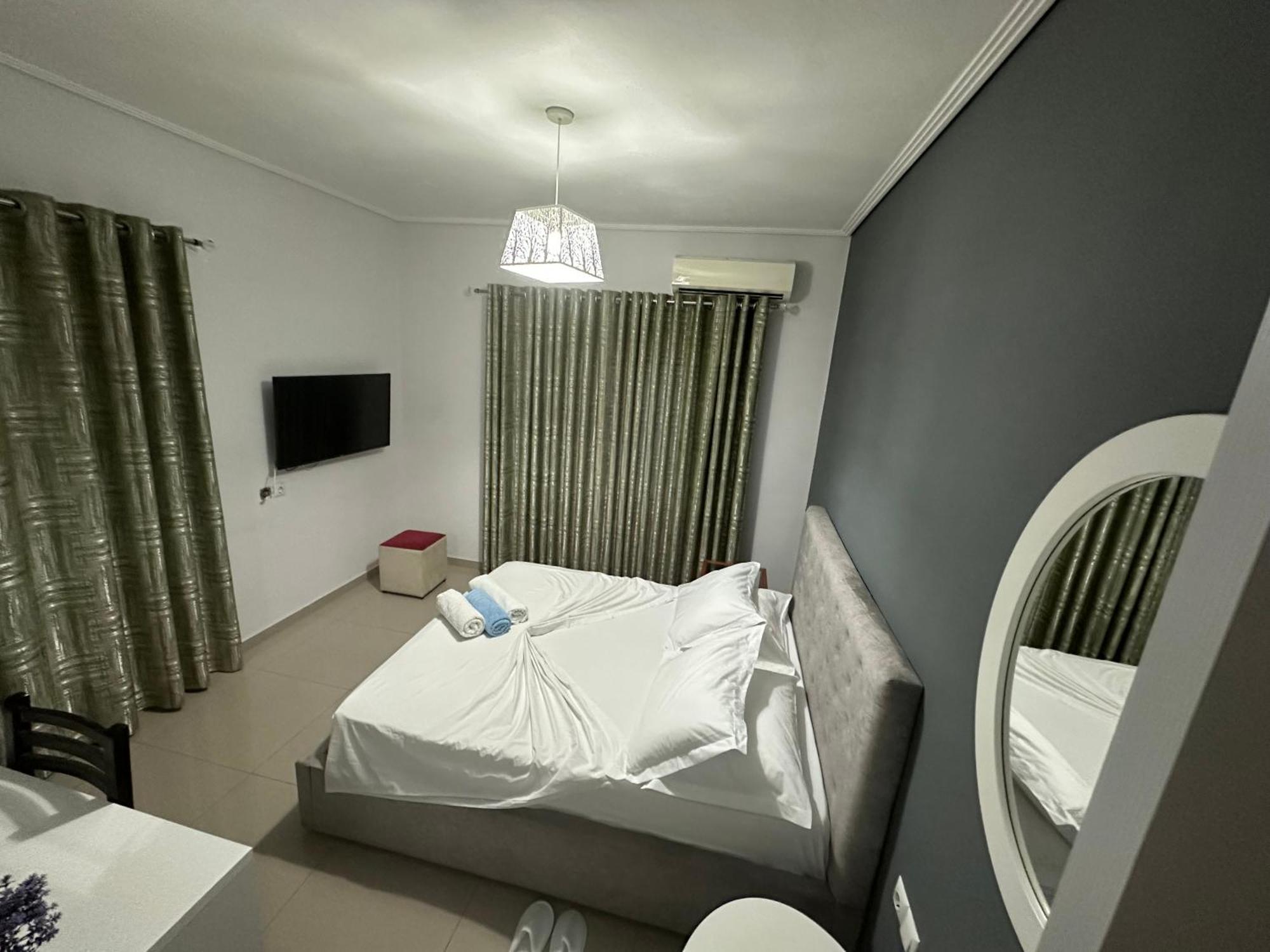 Hotel Elisabet Sarande Bagian luar foto
