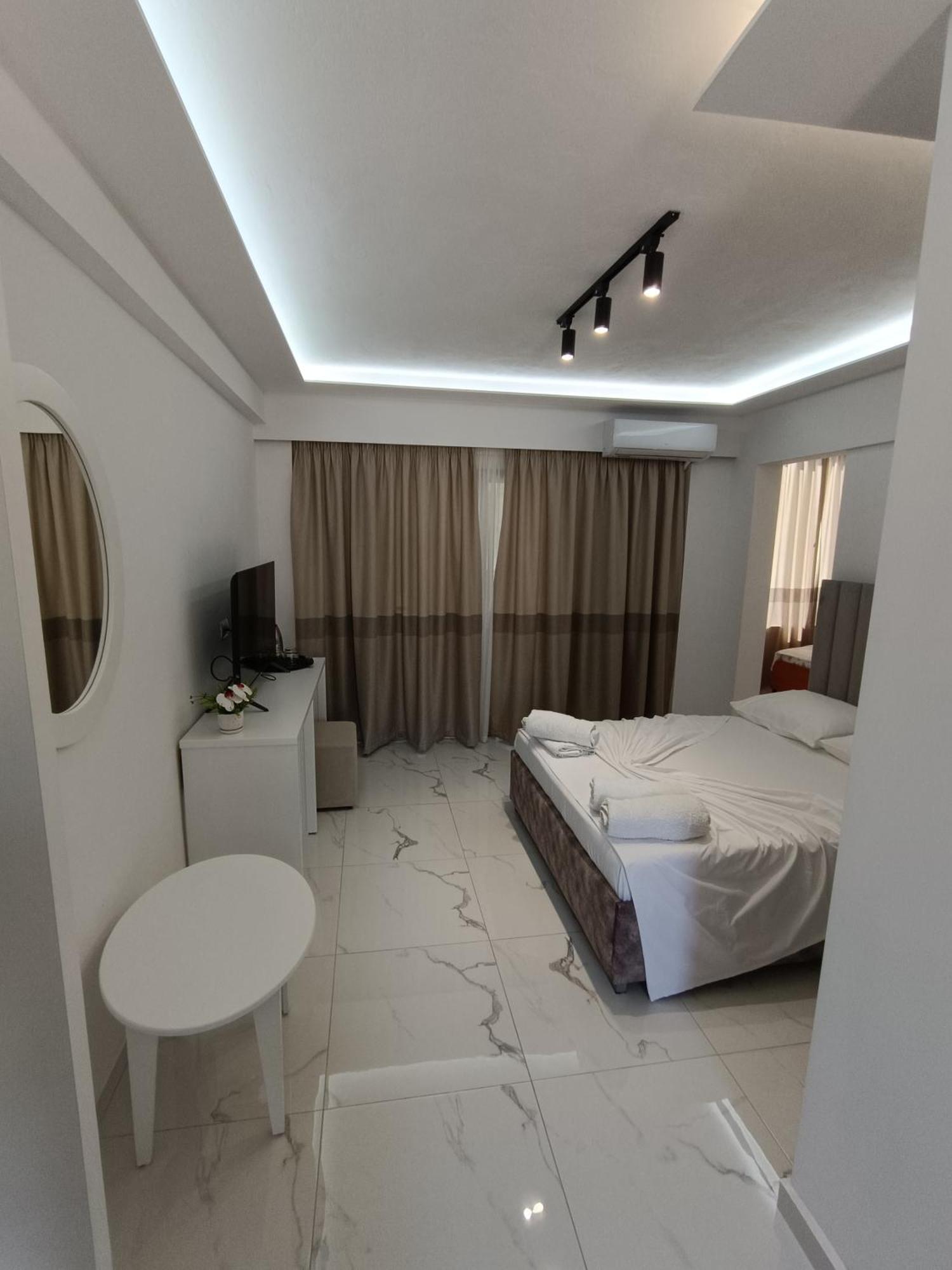 Hotel Elisabet Sarande Bagian luar foto
